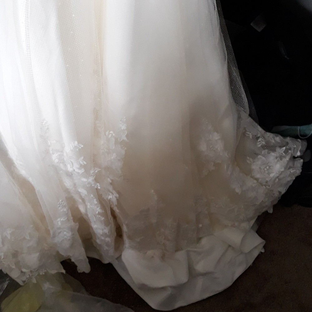 Ivory wedding dress new with tags - Picture 2 of 7